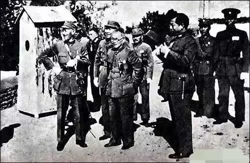 1936年12月12凌晨，华清池捉蒋的枪声一响，在睡梦之中的汪日章被枪声惊醒，他