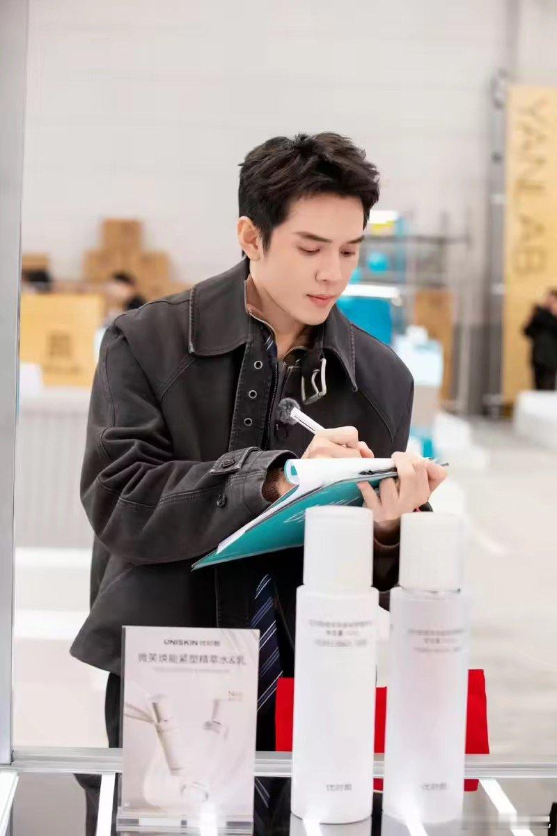 李佳琦卢昱晓李佳琦汪汪队合体营业两个人同框氛围感直接封神，汪汪队准时营业，卢昱晓