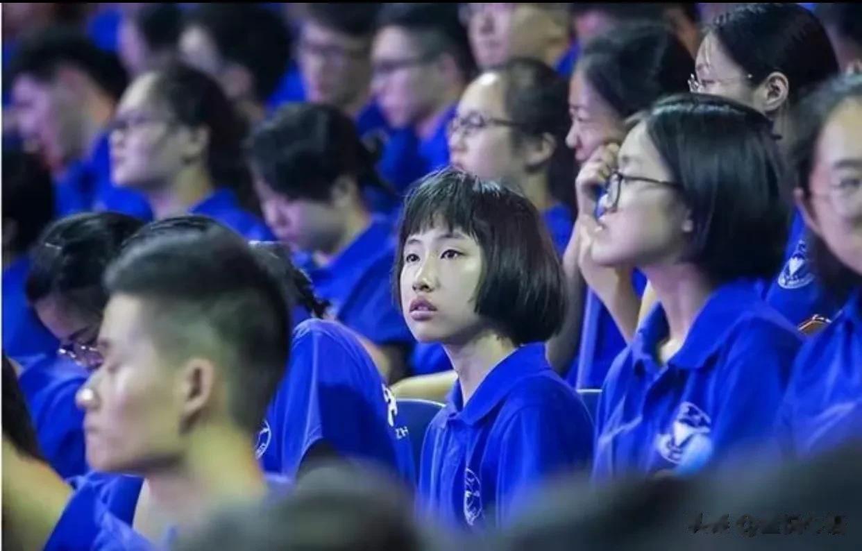 她7岁上初中12岁读浙大，如今活成这样！
广东湛江女孩陈舒音6岁上小学，1年学完