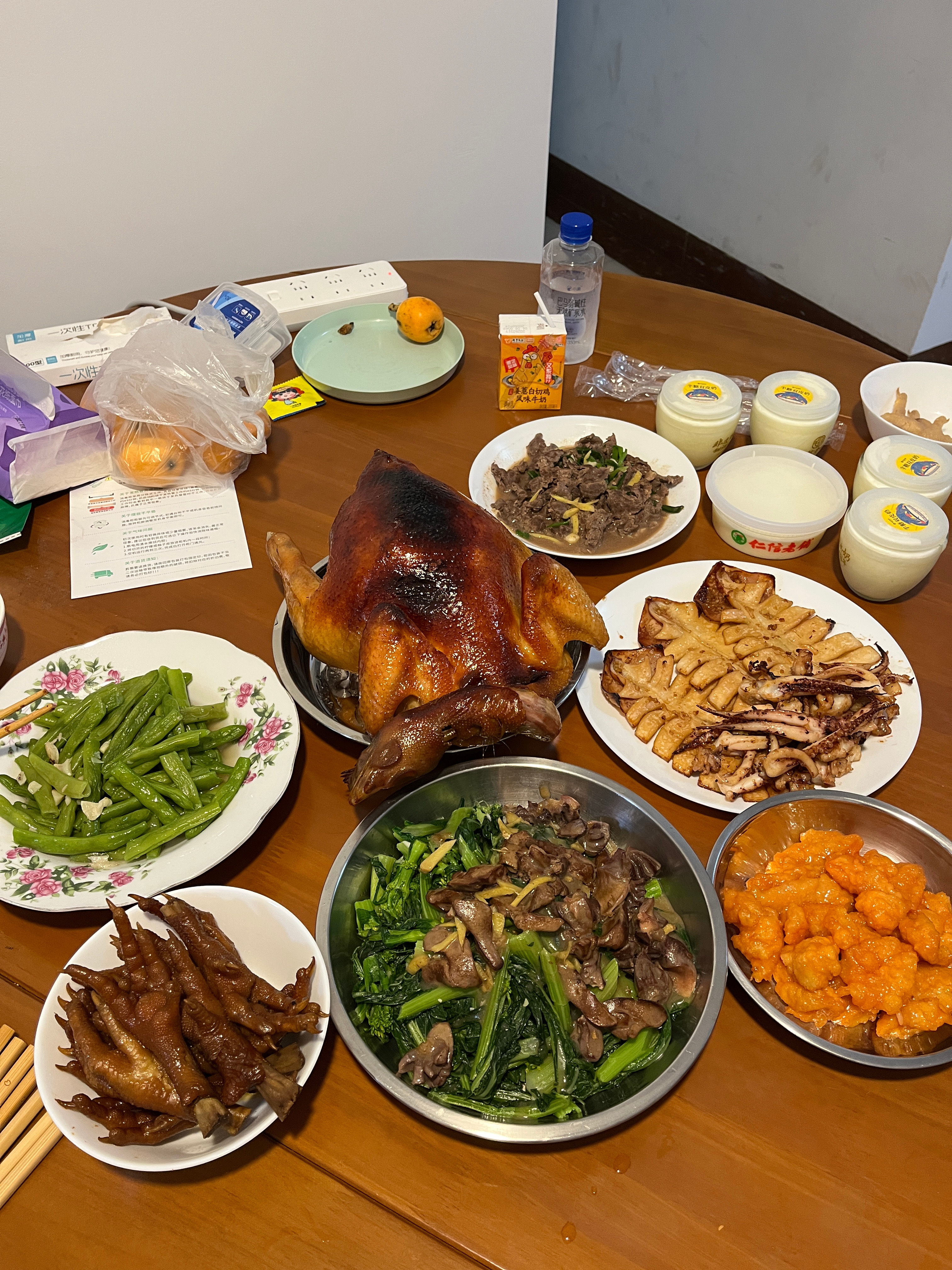 今天解锁了一堆新美食！金色的火龙果！长🉐很好看～烤了鸡还烤了鱿鱼，我都要熏入味