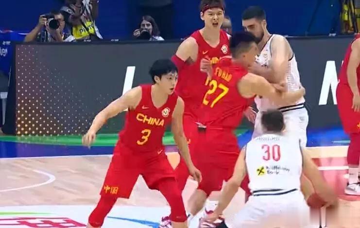 中国男篮征战世界杯，中国🇨🇳63—105塞尔维亚🇷🇸，首战大比分告负，给