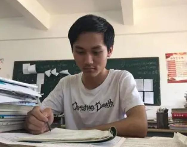一名从农村走出来的研究生，工作9年累计给家里寄回70多万元，回家后却发现父母手里