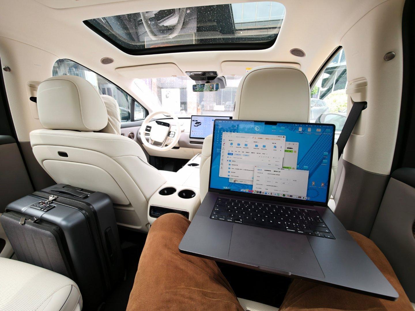 别人看我，怎么在车里还干活？大可不必！其实是酒店网太卡手机卡也没流量还好我有移动