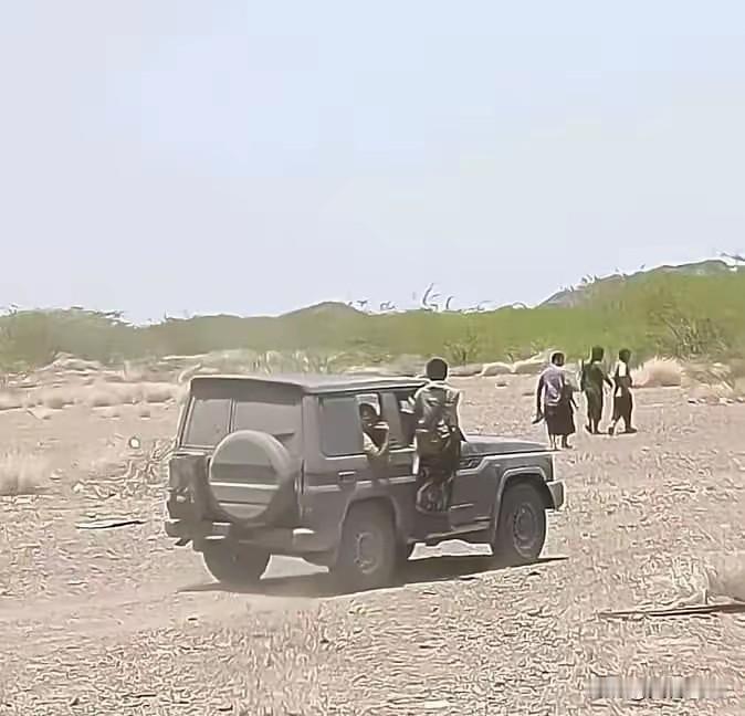 胡塞武装打击沙特毫不含糊，导弹飞入沙特境内爆炸火光四溅，沙特先动的手就别怪胡塞手