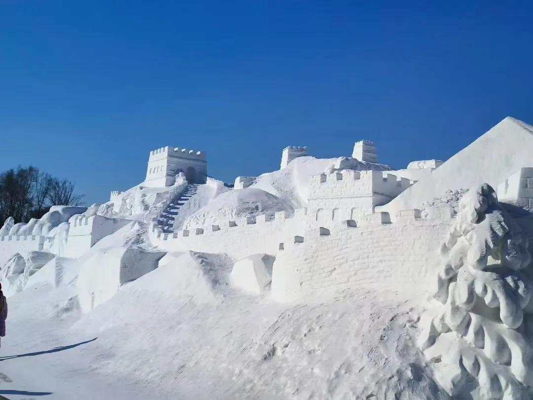 亚冬会开幕了，国内外游客们不仅可以在家乡哈尔滨赏冰乐雪，还可以看到冰雪项目的比赛