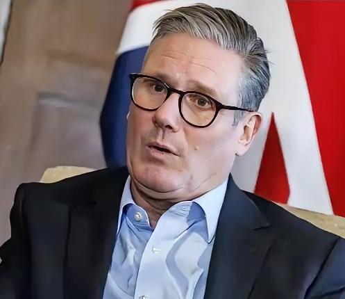 英国首相斯塔默刚带着几百亿合作订单离开中国，转头就突然翻脸制裁39家中企！这变脸