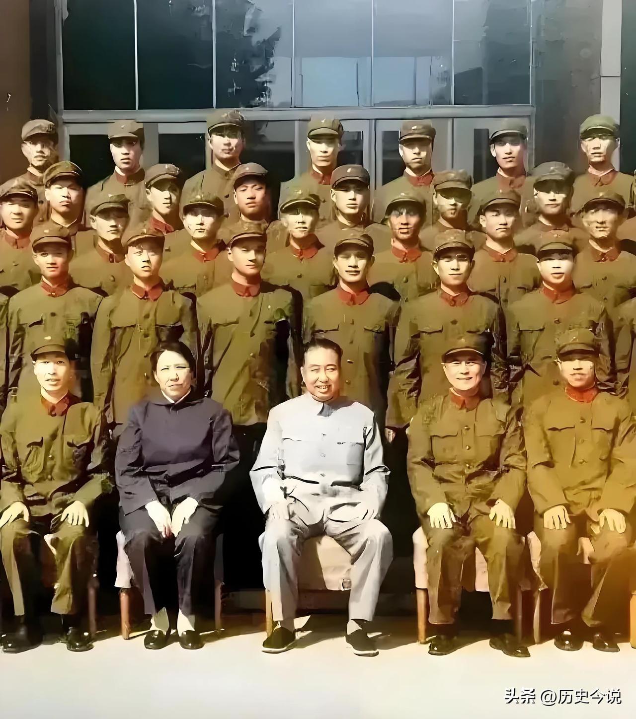 1981年珍贵合影！定格伟人卸任前的军民温情
 
这张1981年的老照片，是一段