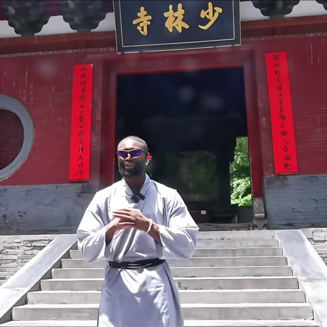 文班亚马休赛期去少林寺修炼后，本赛季脱胎换骨，直接打进总决赛。杰伦·布朗今年也去