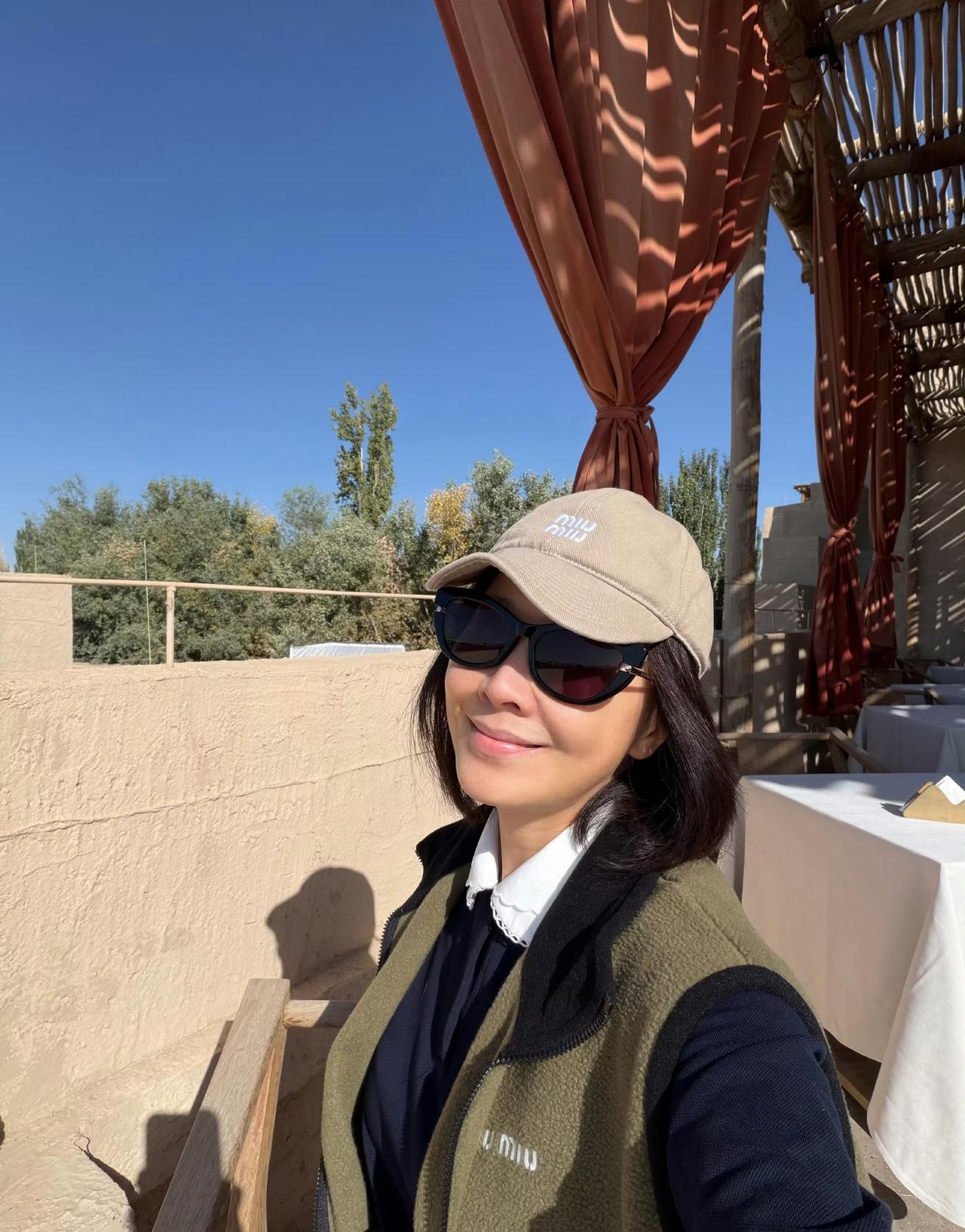 刘嘉玲分享敦煌美景
她说，敦煌的阳光有自己的形状……
细细品味一番
感觉是那么一