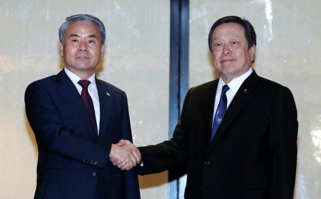【韩日两国国防长官会面】

韩国国防部长官李宗燮4日以正在新加坡举行的第20届亚