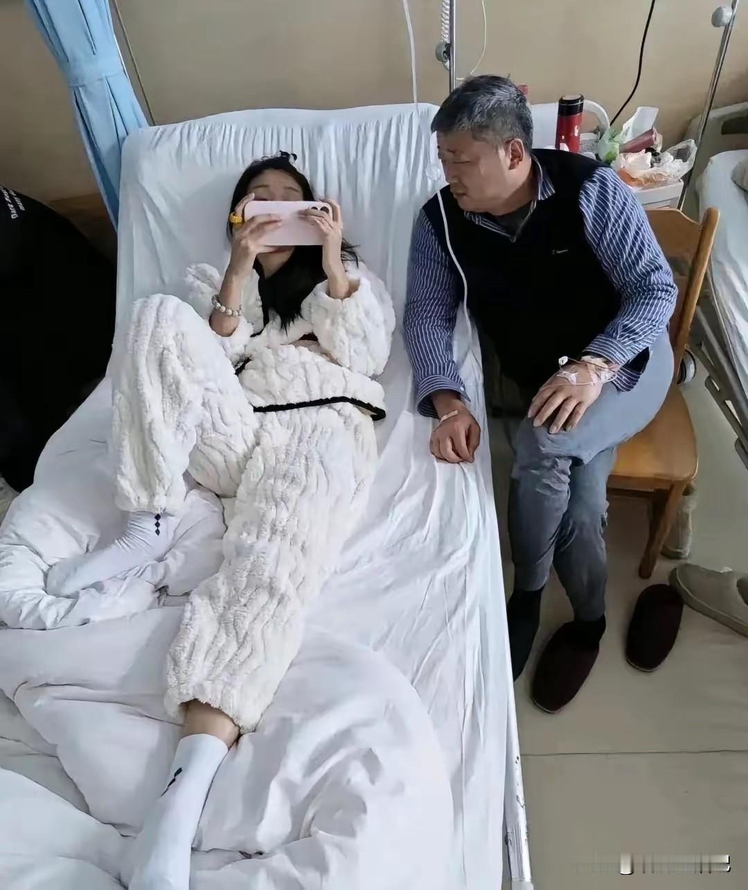 女儿照顾生病的爸爸[捂脸]