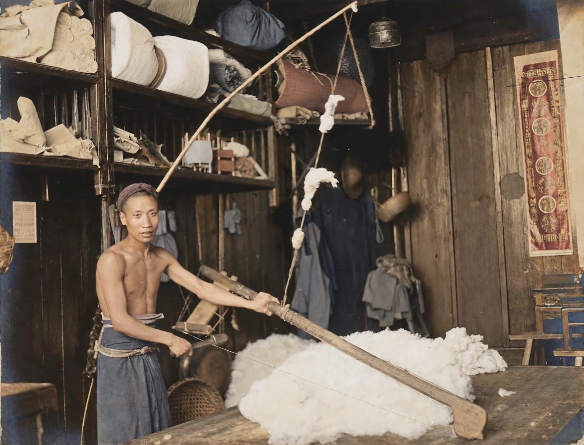 老照片：1908年至1932年，国外摄影师镜头下的中国，一位弹棉花的工人正在工作