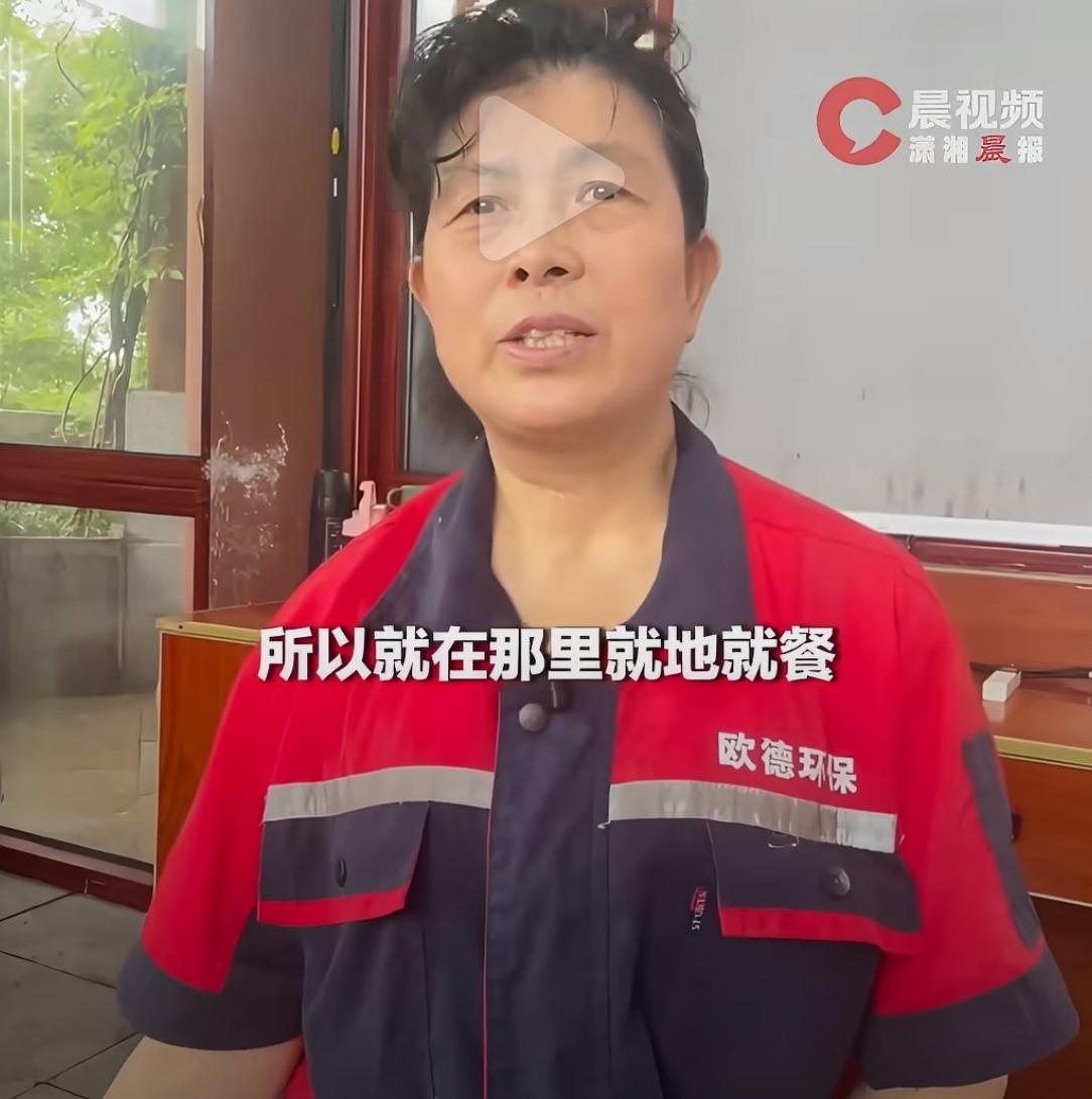 一景区保洁阿姨，在厕所里吃饭。不是因为没地方去——景区有专门休息室，但她怕离开太