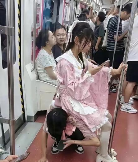 地铁里这一幕看得我心里五味杂陈！车厢人不少，男生直接蹲在地上，让女朋友坐在自己背