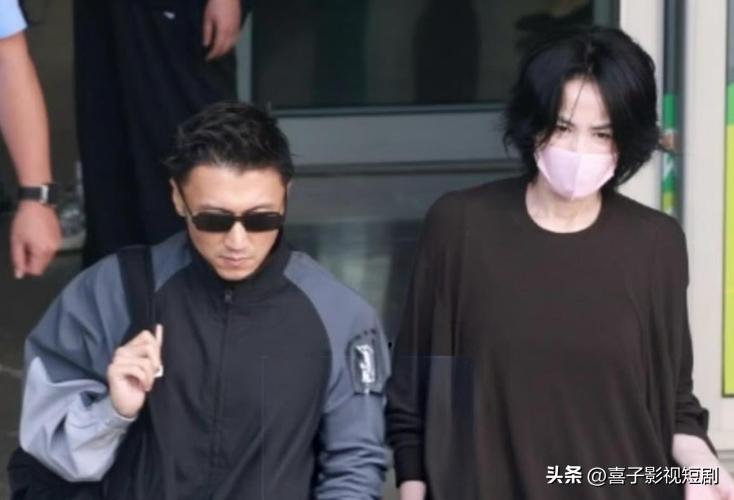 古城西安的晨雾还裹着回民街刚蒸好的羊肉泡馍热气，6月26日清晨五点多，谢霆锋陪着