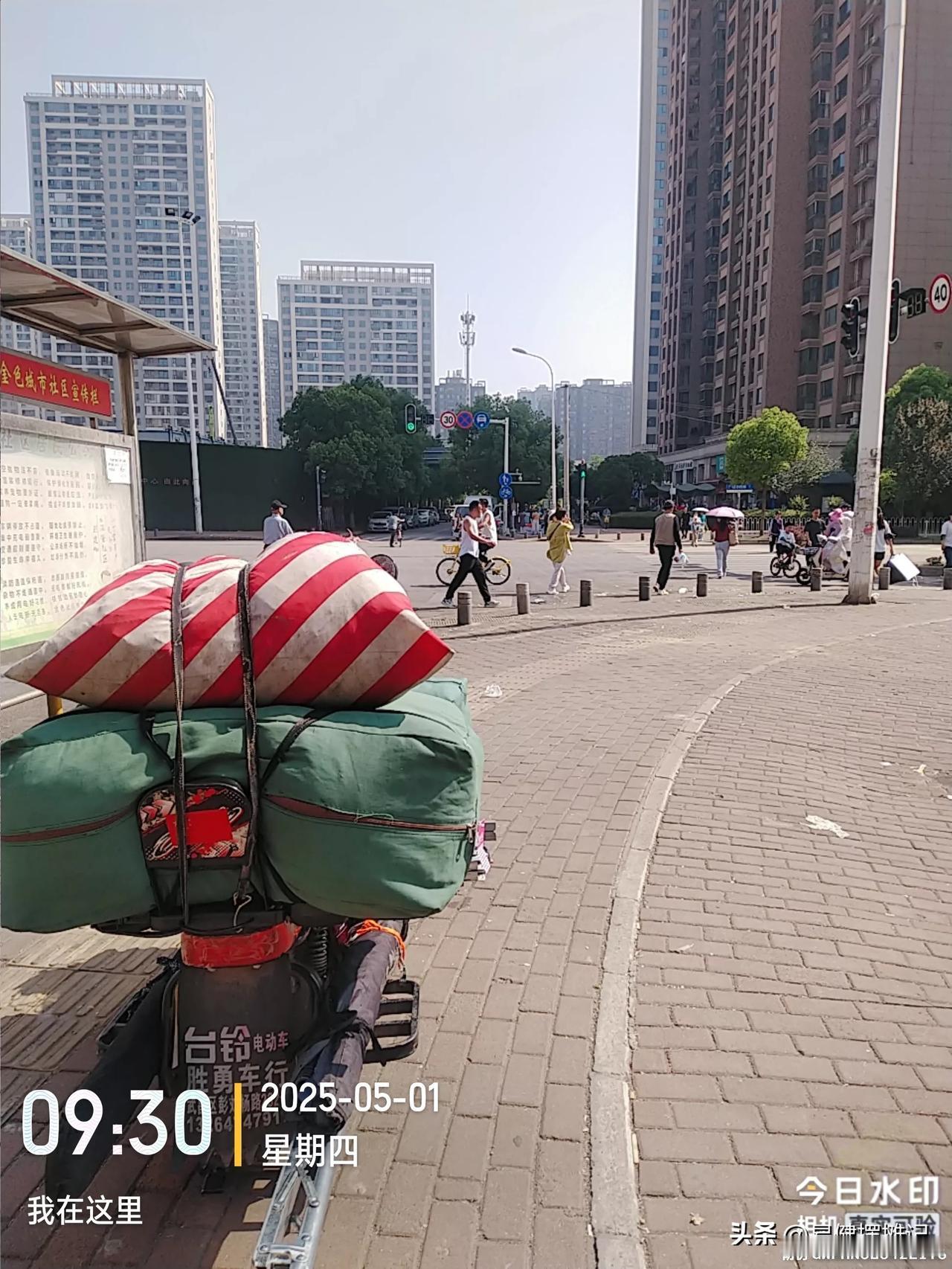 五一节的第一天，在万科遇见地摊佬的最大天敌
地摊佬的天敌有很多，比如下雨，刮风，
