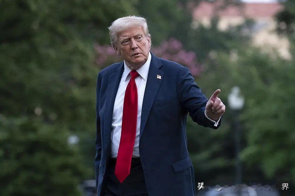 哎，美防长白忙活了一场，本以为是自己的主场，结果唐纳德也决定出席，那么他只能站在
