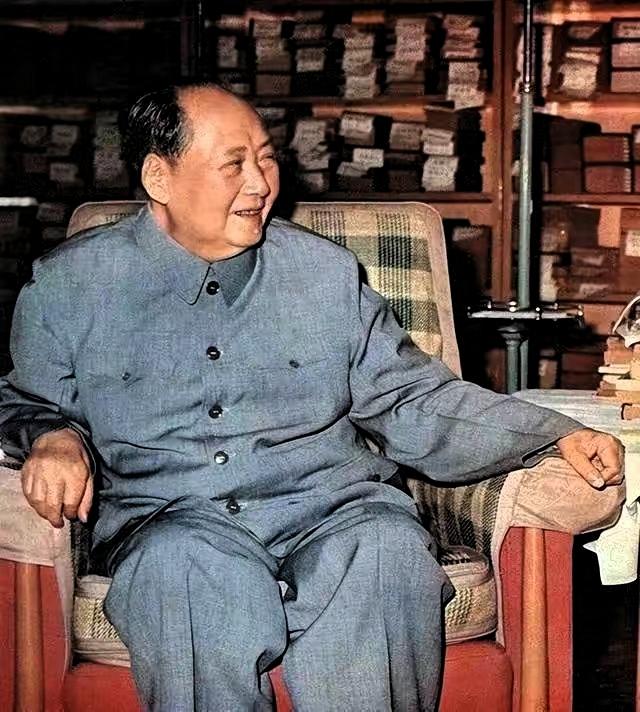 大年初一即将落幕，我没有刷热闹的视频，而是点开一张毛主席的照片，静下心来读他的书