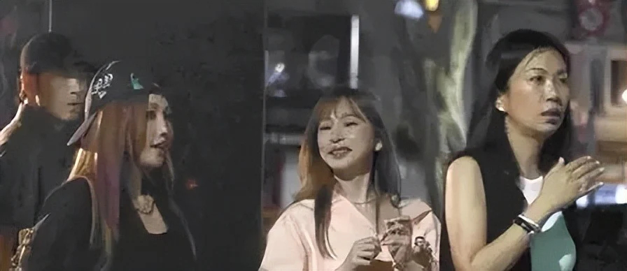 台媒抓拍王心凌夜会平头男士，新恋情疑曝光！经纪人火速出面澄清当晚王心凌出席友人晚