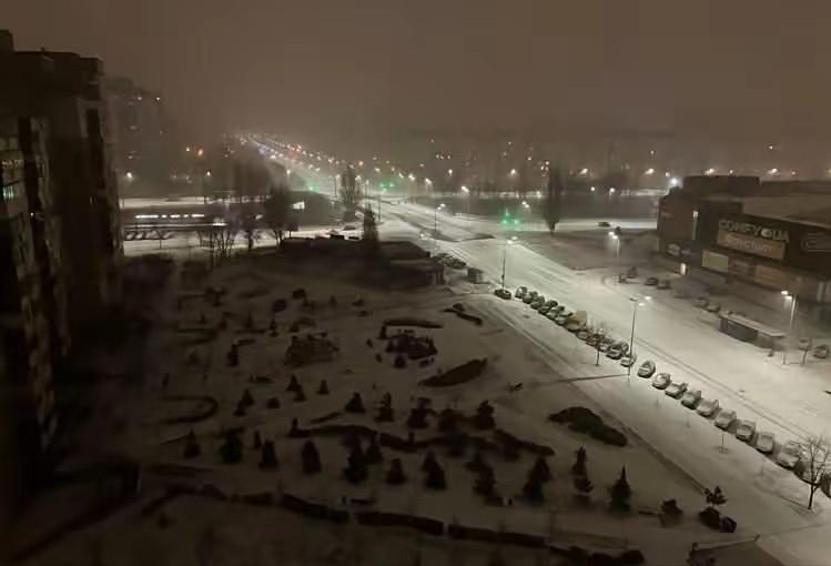 这一次乌克兰真的是挺不住了，他倒在了第4个冬天。
 
现在，情况变得更加艰难。很