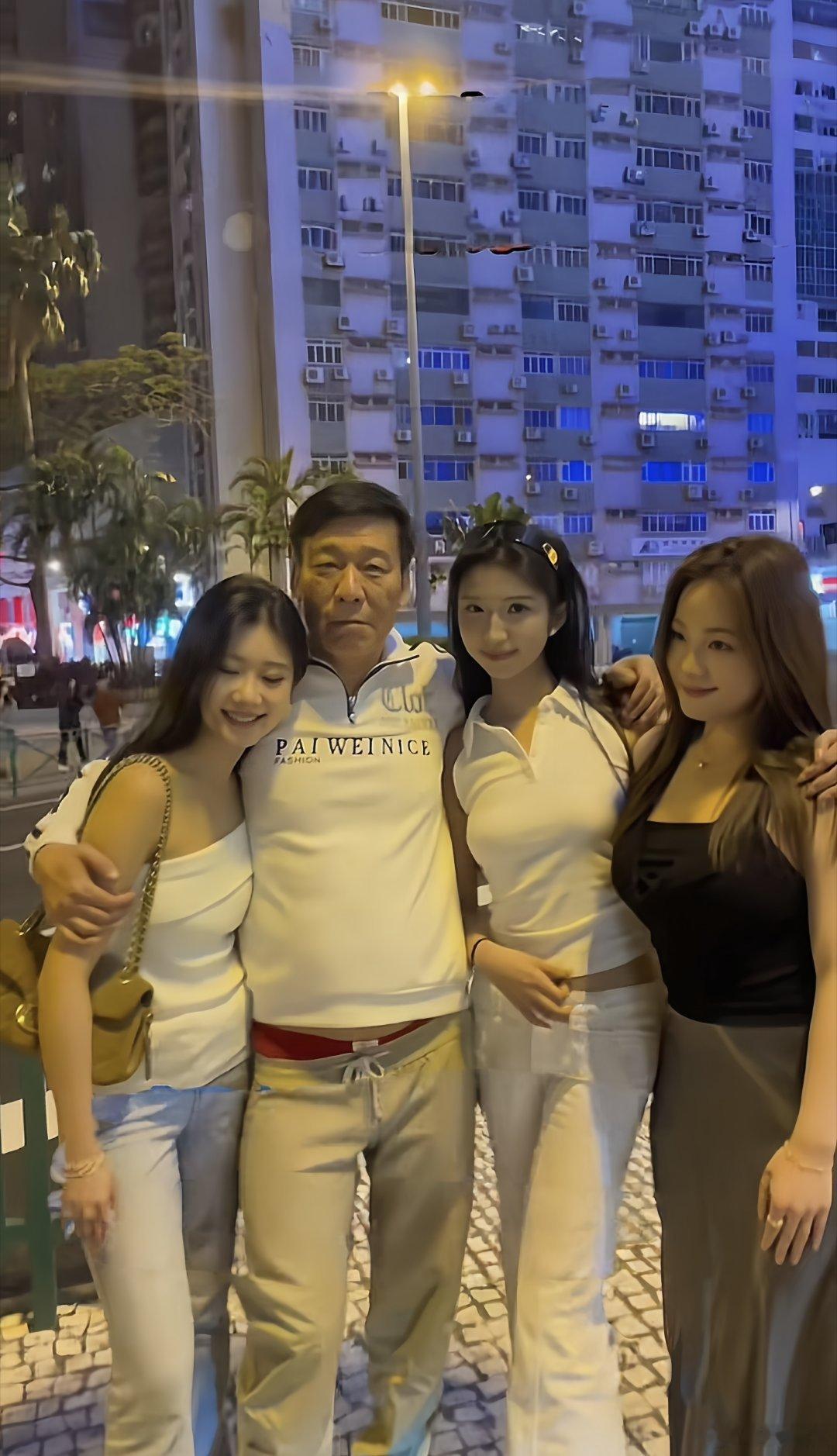 中间那个男人叫啥 ​​​
