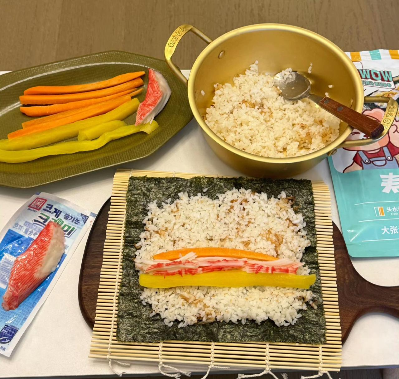 🍙海苔铺展如绿毯，米饭温柔拥抱蟹棒🥕。卷住整个下午的治愈，一口咬下春天的甜✨