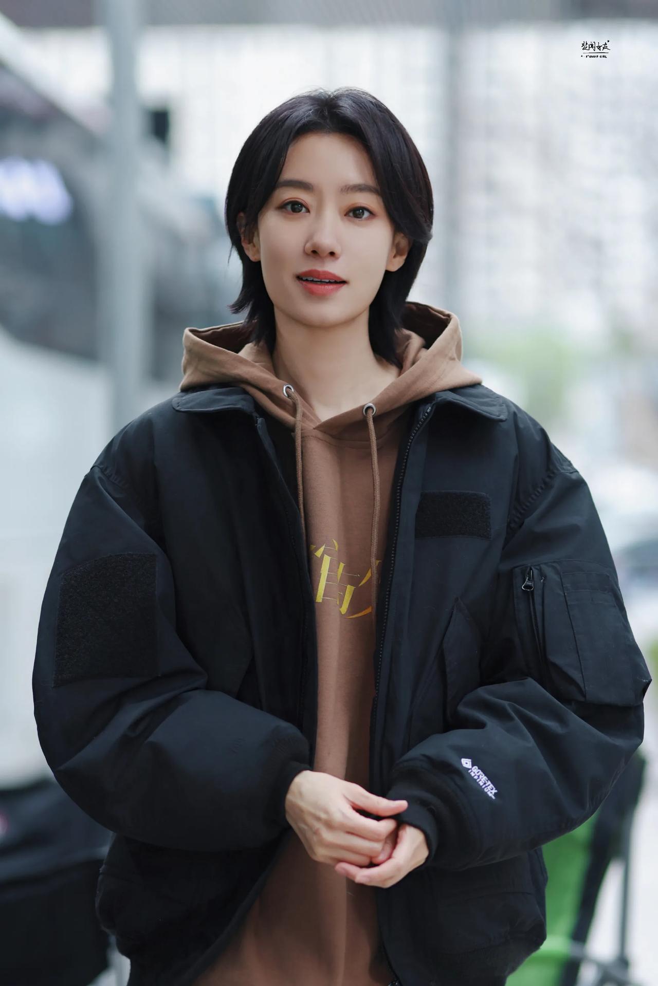 我很赞成女人应该有自己的事业，也建议每个女人都有一份自己喜欢的事业，但对于那些选