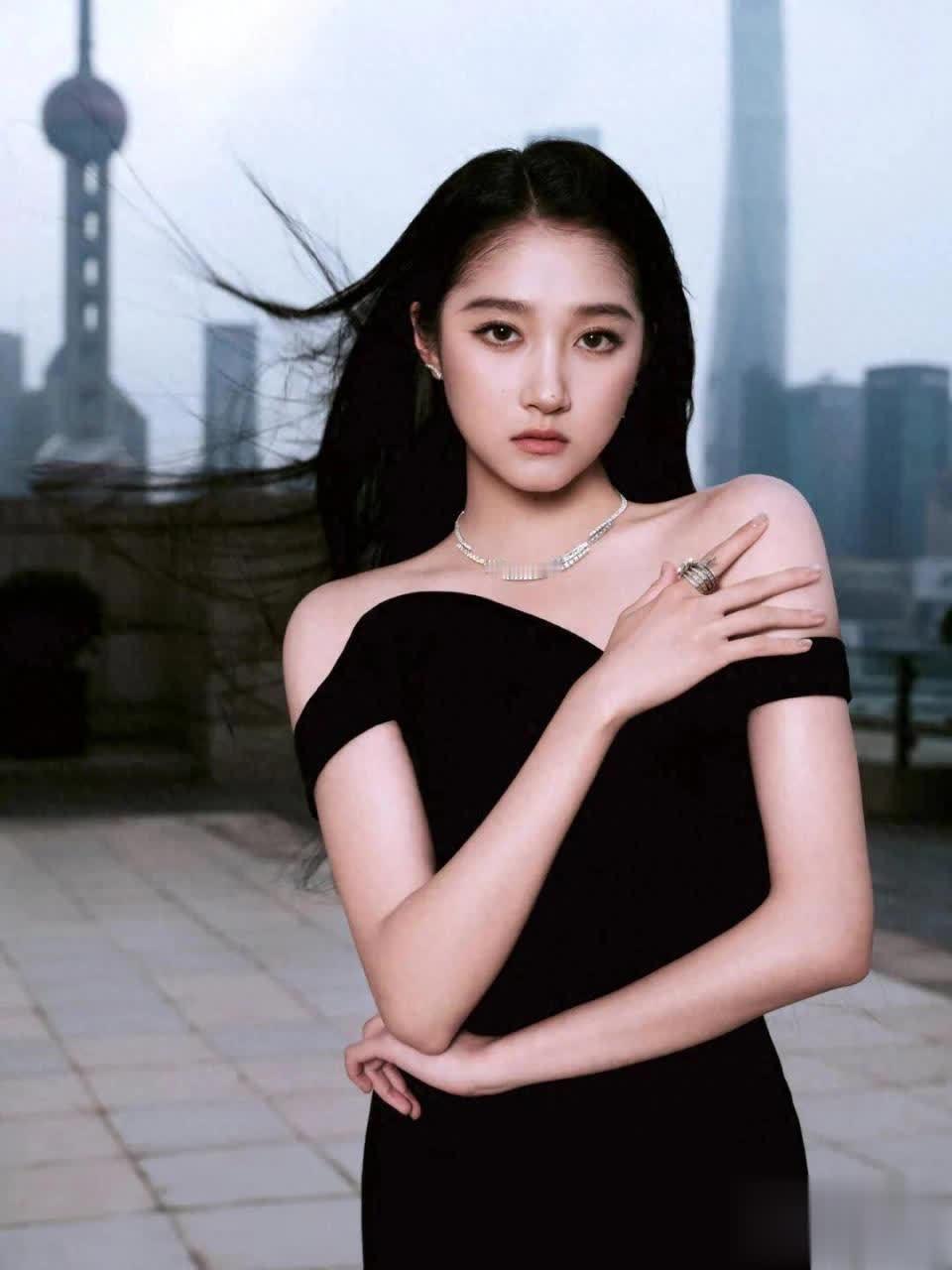 关晓彤造型师去哪儿进修了远赴巴黎对接全球审美体系！入选顶尖进修项目后，将前沿理念