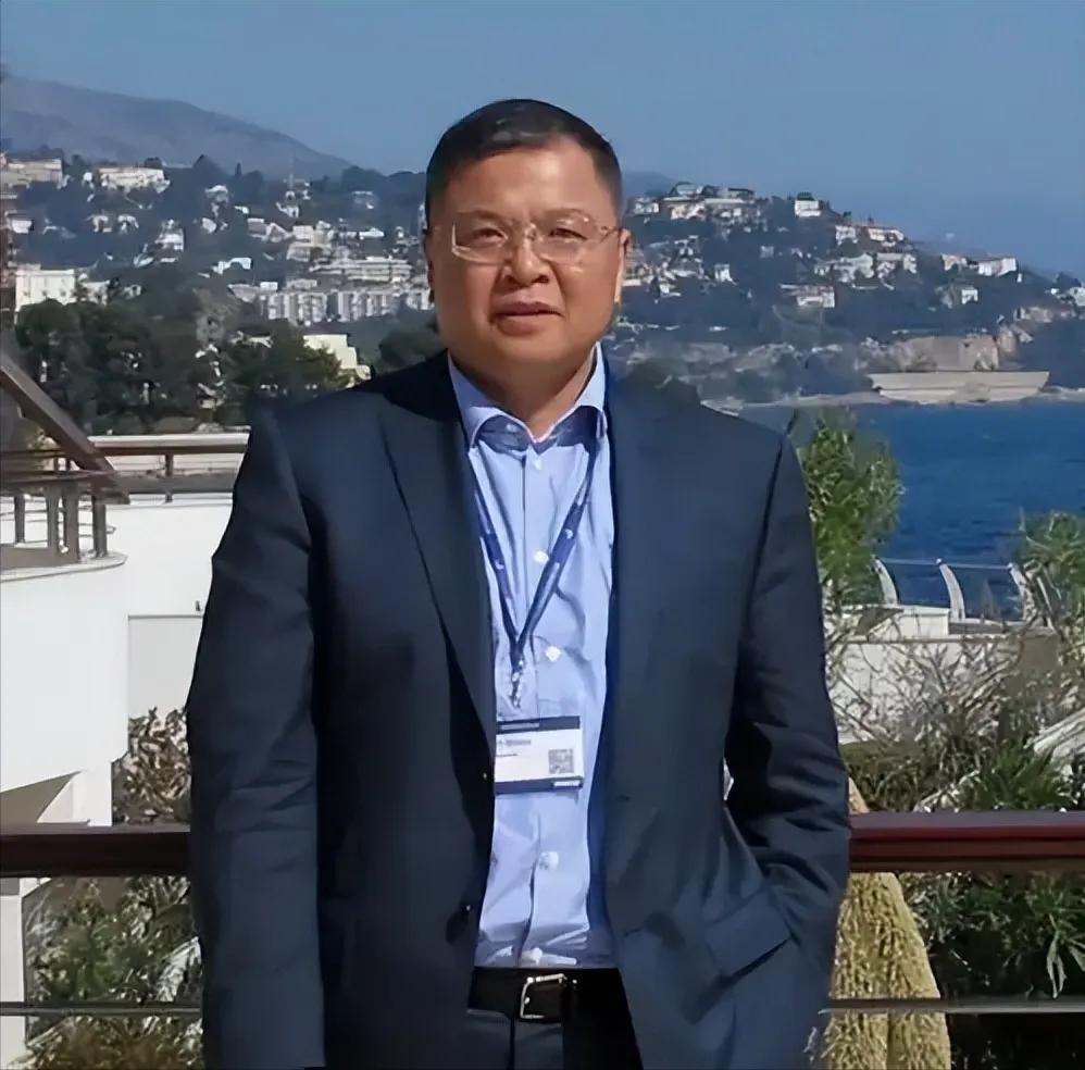 1996年，公费留学的黄大年加入英国籍，父母强烈反对，他说：就算骂我，我也要加入