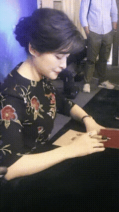 周涛给粉丝签名，本来这是一件非常有意义的活动，可是画面中这个粉丝拿出来这个东西，
