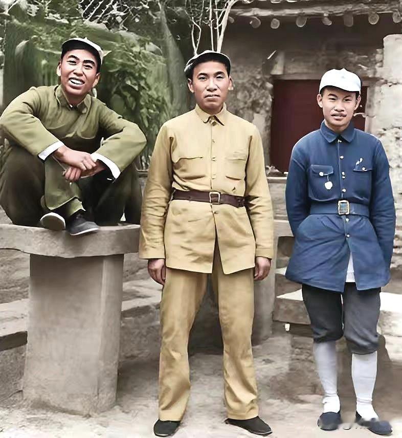 1937年，王震、朱德、关向应在延安合影。
1937年全面抗战爆发，国共第二次合