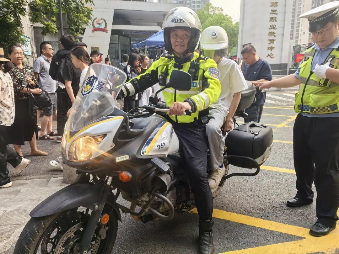 高考第一天，武汉一名考生到了考场才想起准考证落在家中，紧急向交警求助。铁骑骑手来