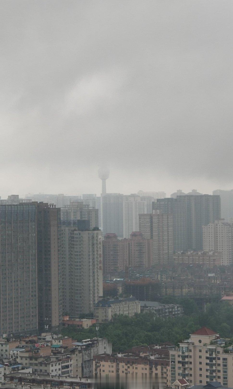 #馒头控的日常# 西安这个天，快六月了我把秋裤又穿上了你敢信？[允悲] ​​​
