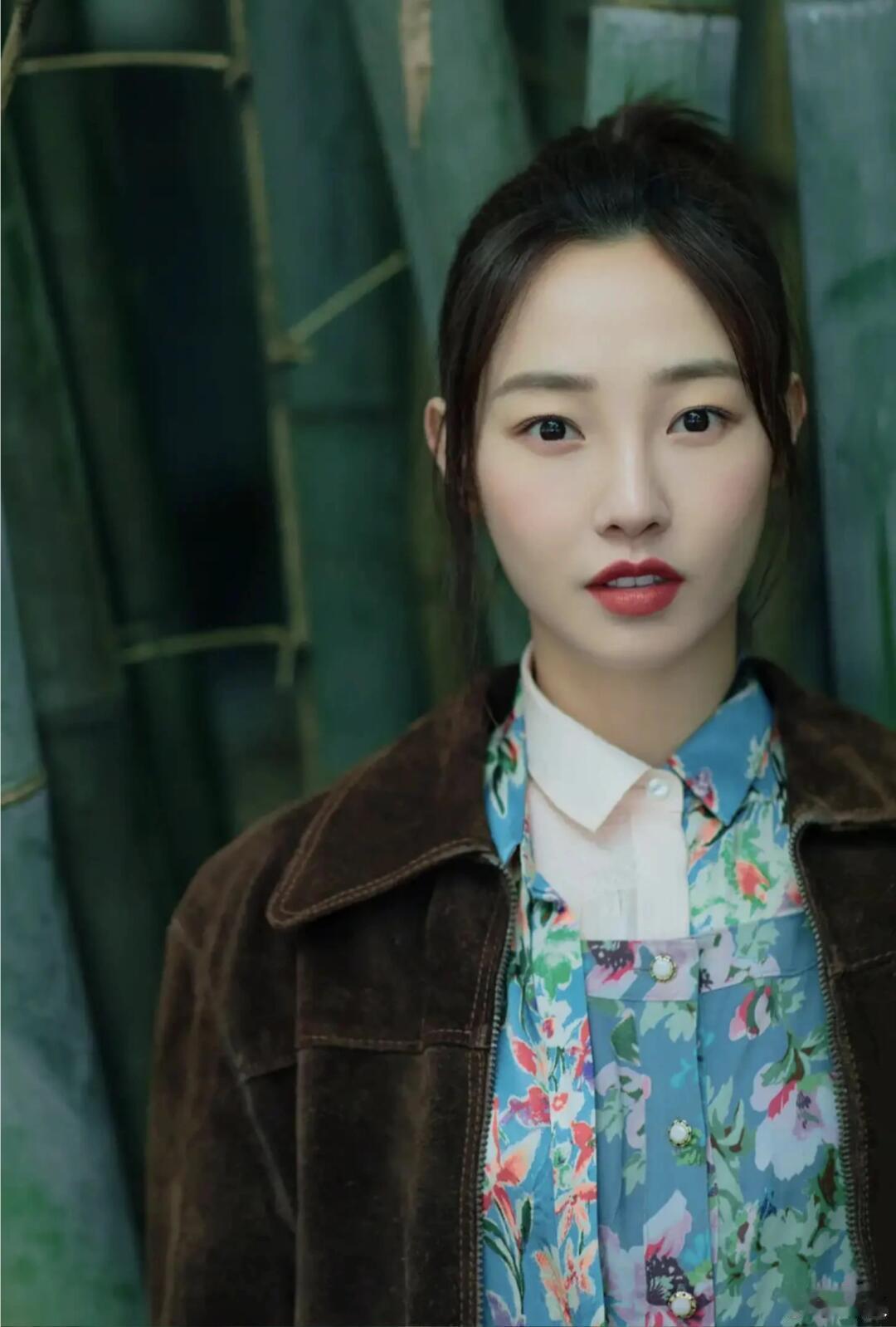 白百何带小儿子医院就诊白百何低调接小儿子放学，发现孩子身体不适后温柔安抚，贴心抚