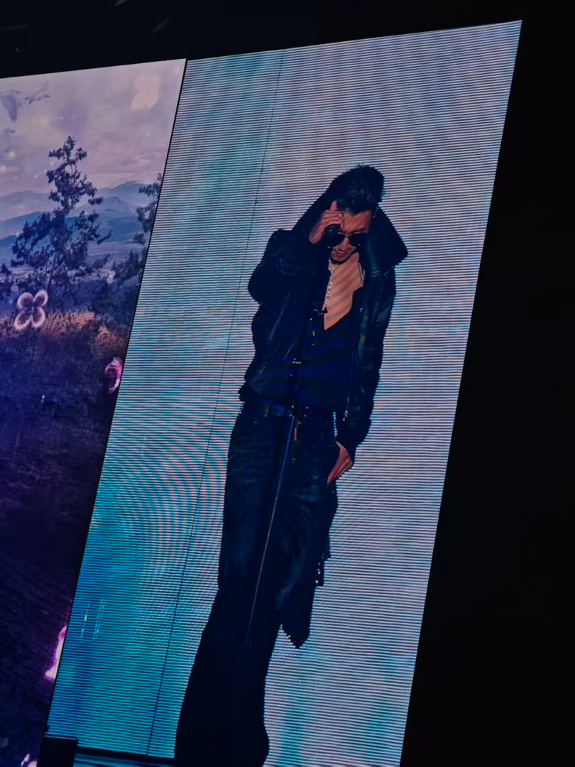 谢霆锋别低头深V会漏 酷感和欲感无缝切换，谢霆锋在台上把“钓系”玩明白了。深V开