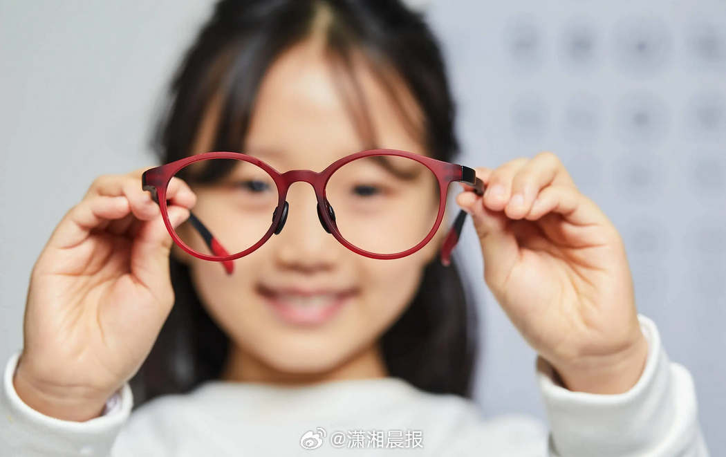【#7岁女孩害怕点名视力骤降到1100度#】#癔症性视力下降不是装病是真病#近日