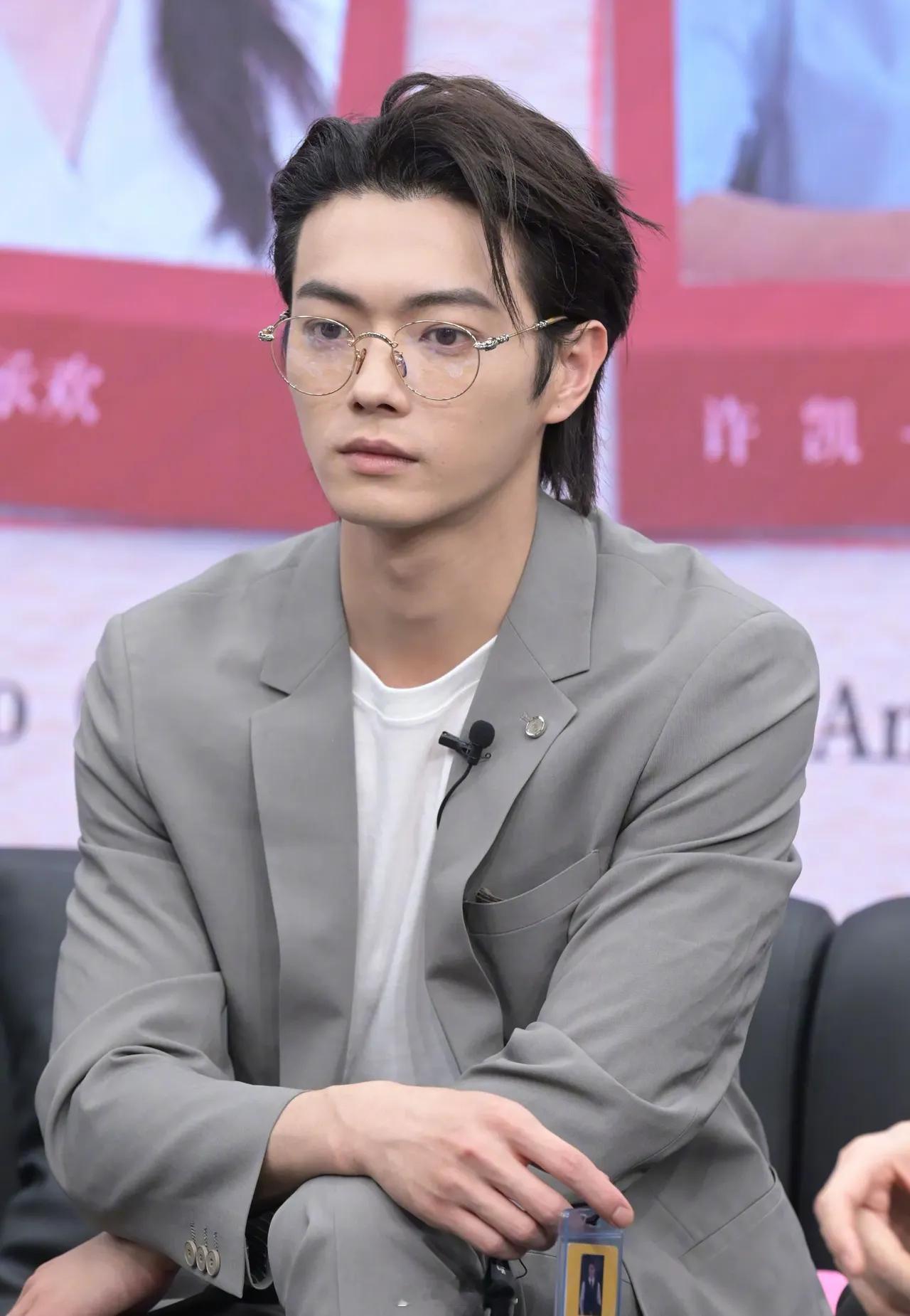 许凯金边眼镜长发造型线下活动生图，憔悴了好多，眼睛都没神了[傻眼] ​​​