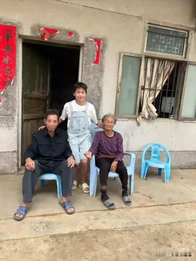 能享受到孙女福气的爷爷奶奶不多，全红婵的爷爷奶奶是一对享受到了孙女孝顺的幸运老人