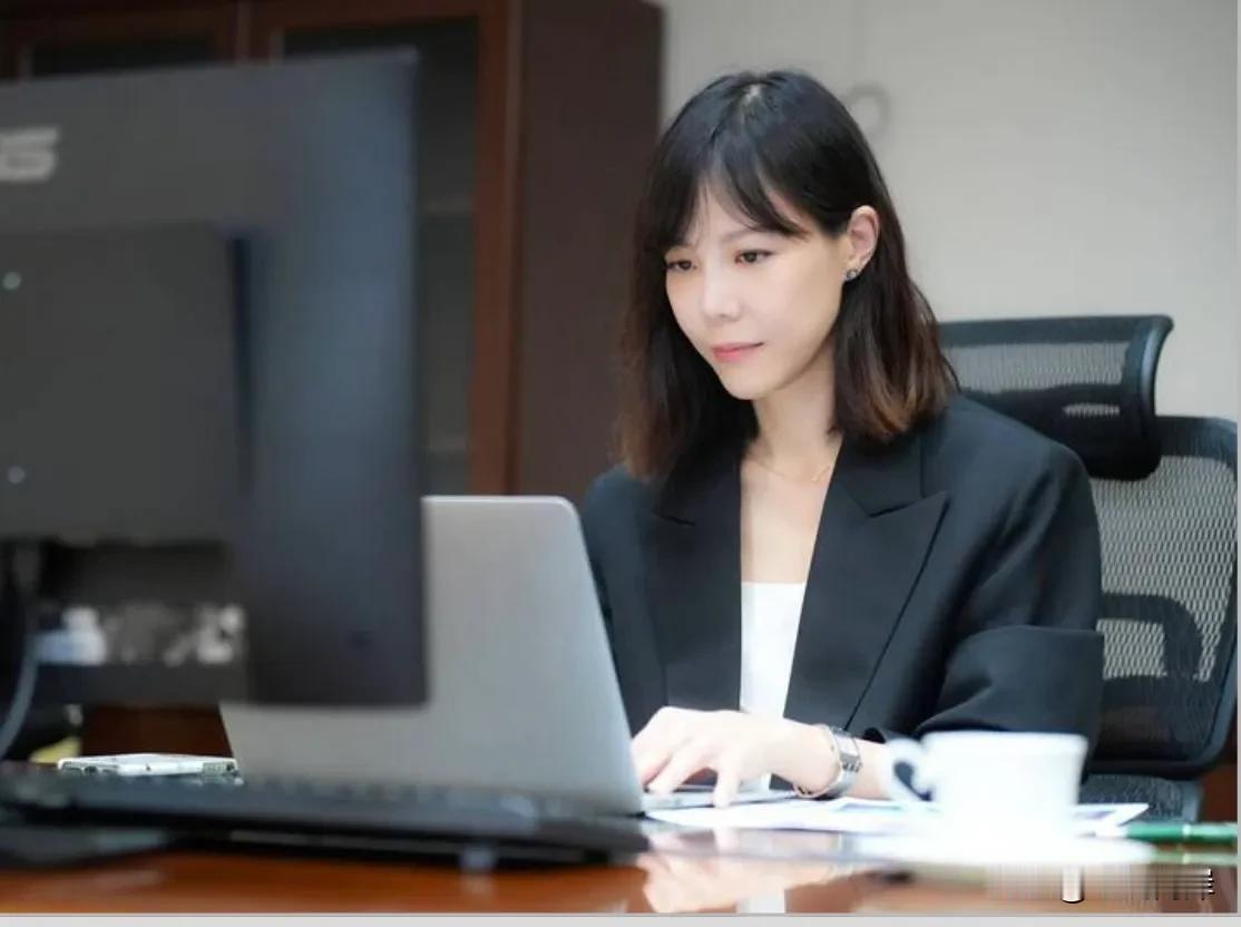 台湾当局行政机构新任发言人由李慧芝出任，李慧芝
曾经担任民视电视台“国际新闻”制