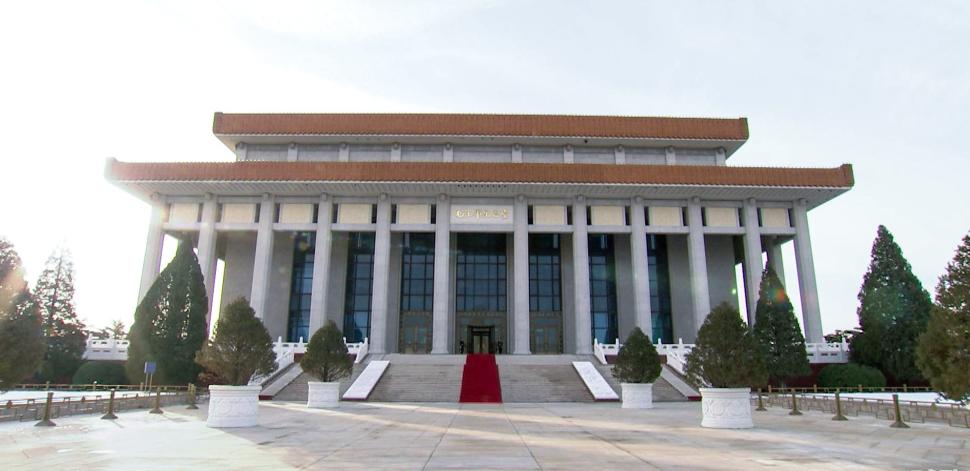 1976 年毛主席纪念堂筹建设计时，老专家们始终执意主张坐北朝南，谷牧一番话一锤