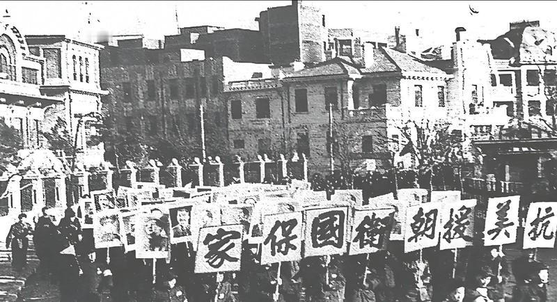 1950年，霍英东送给志愿军的货物被海盗劫持，他自己也被海盗用枪顶头，霍英东的呼