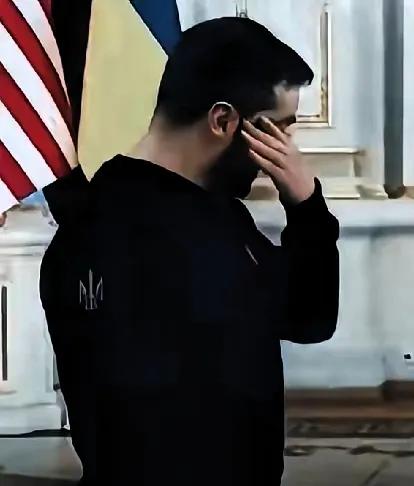 泽连斯基的眼泪，早成了战争里最廉价的道具！
 
一边刚让安全局用无人艇炸了俄罗斯