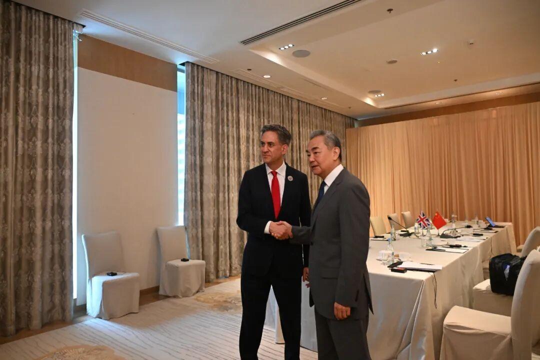 英国首相换届后首次，王毅同英国外交大臣会晤
英国新首相伯纳姆上任后，中英首次外长