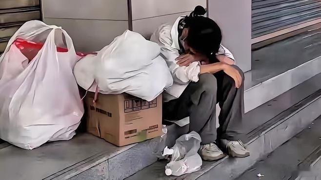 《令人感动，四川成都一女孩大学毕业找不到工作，拖着行李箱在街头蹲了一下午，一个卖