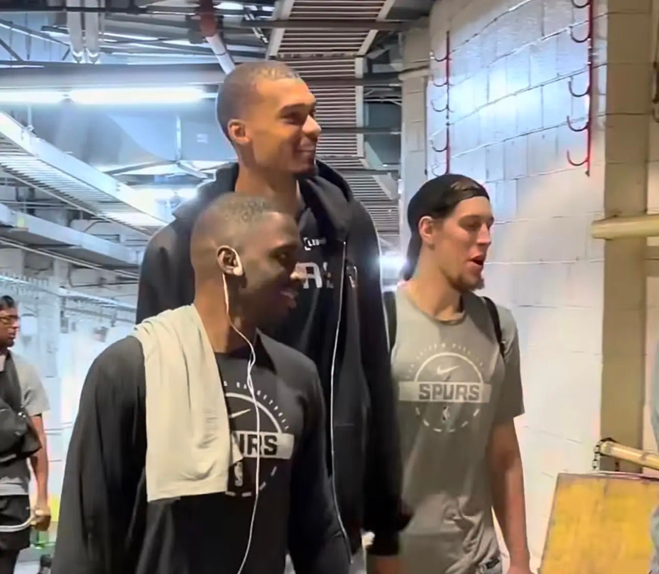 ❤️心态轻松！文班亚马与凯尔登等人在训练路上有说有笑明日NBA总决赛G3，马刺（
