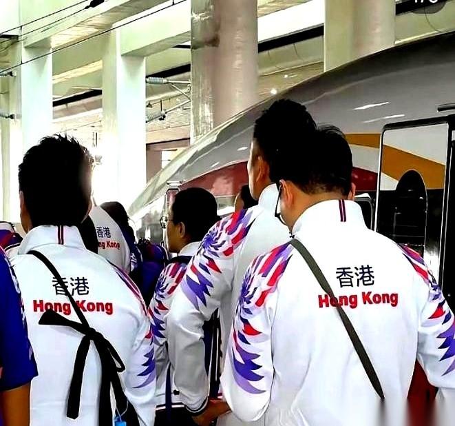 刷全运会，突然看到屏幕上香港队的名字，就俩字，“香港”。
不是“中国香港”了。