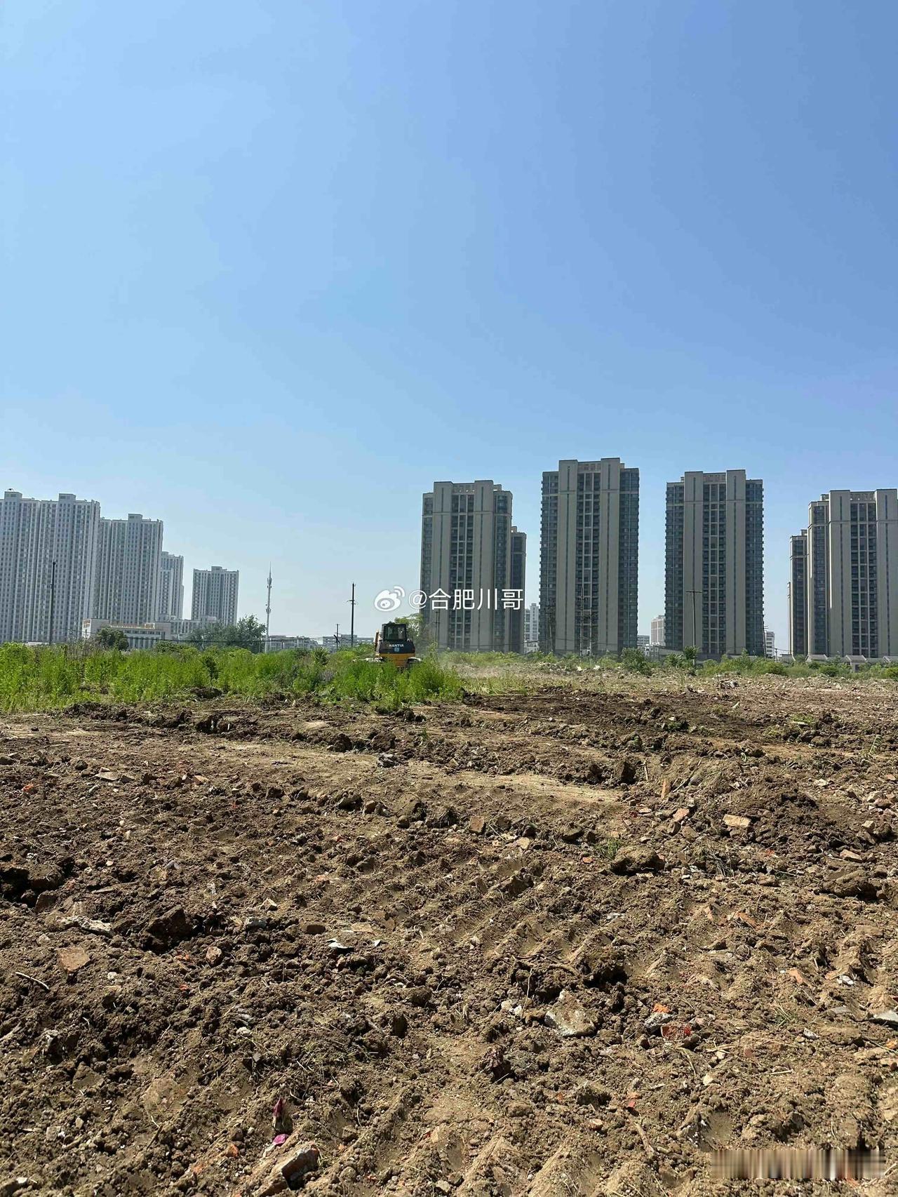 合肥磨店龙湖天街，本月将正式开工～
目前机器正在平整场地，为接下来开工做准备，恭
