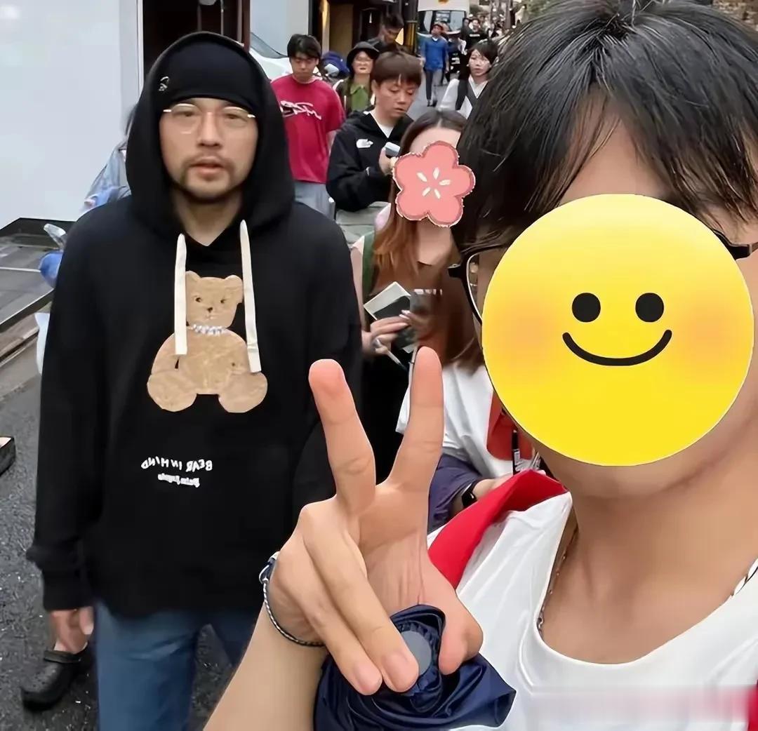 救命！周杰伦昆凌日本街头被野生路透，近照曝光被指老态尽显，走路姿态像极了“遛弯大