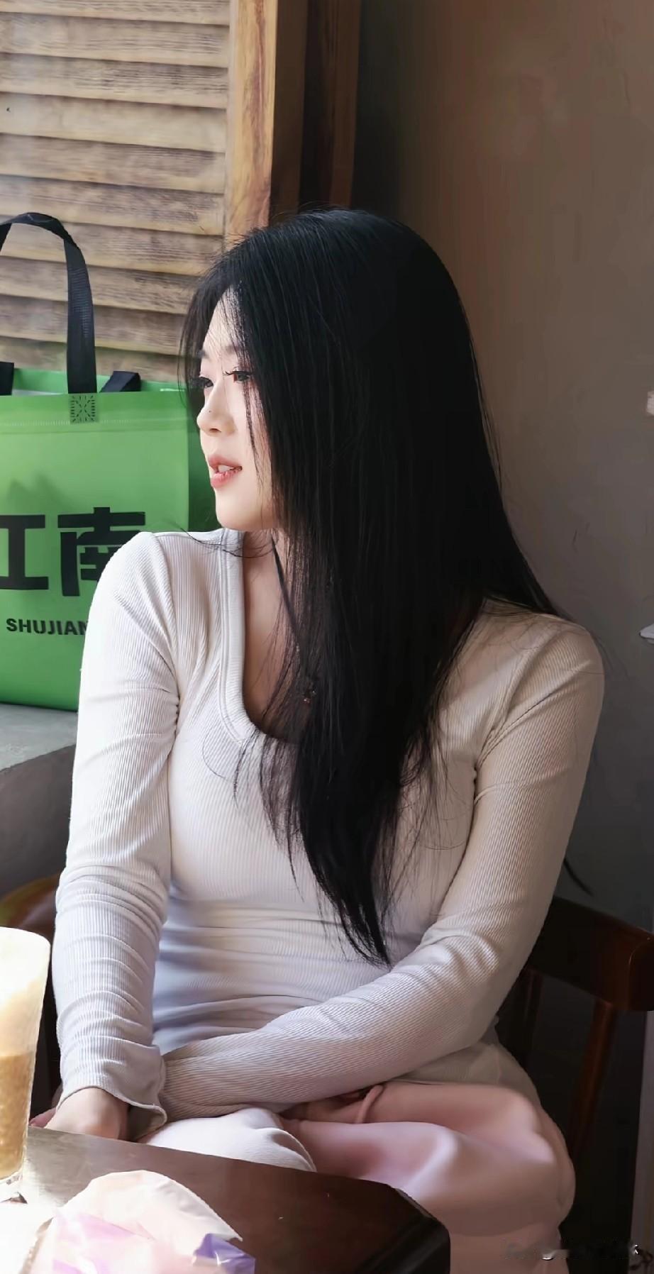 悠闲午后，咖啡与阳光相伴，享受宁静时光。