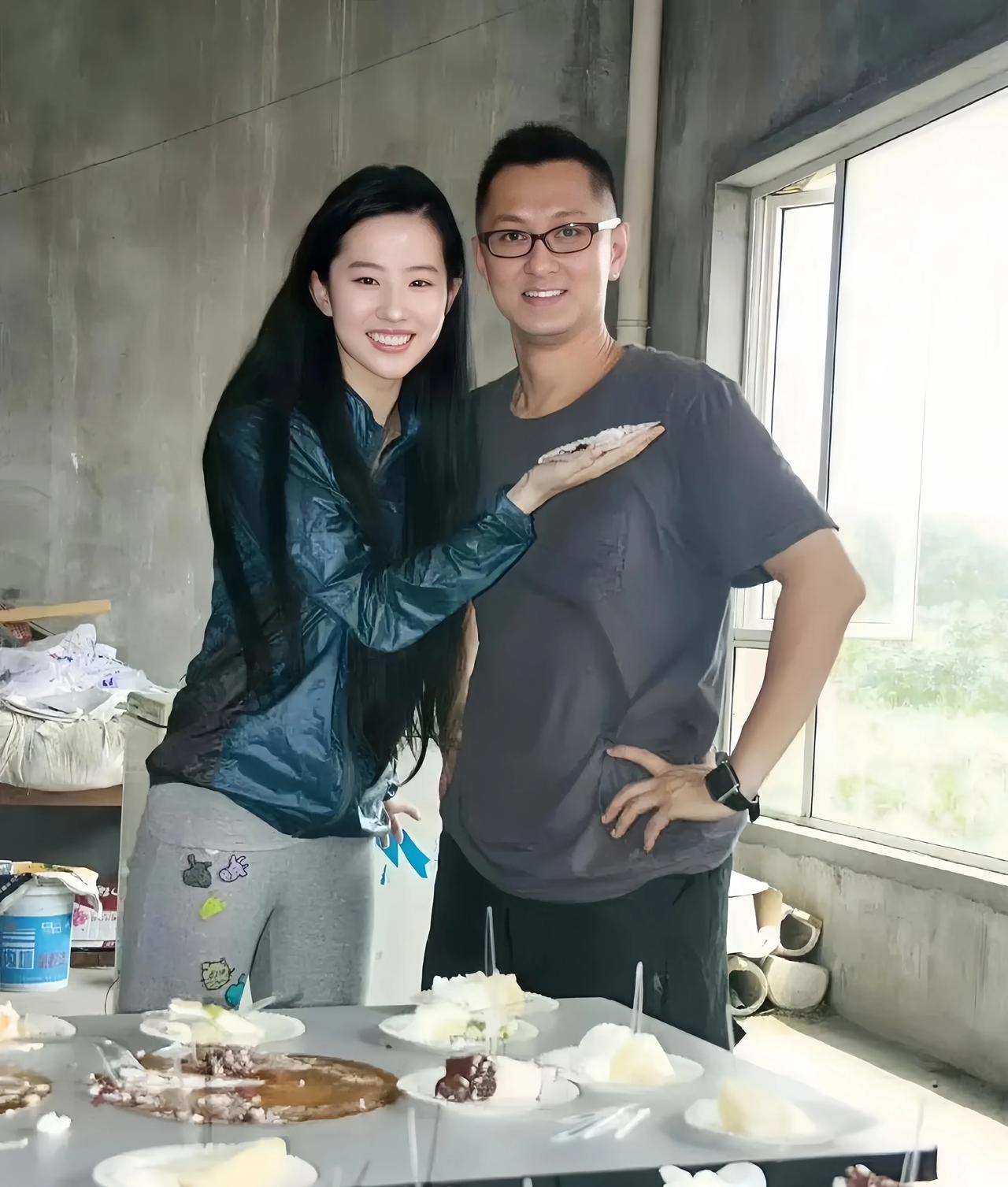 刘亦菲与一位男士在一起吃饭合影。
不愧是女神，怎么看都漂亮迷人。
